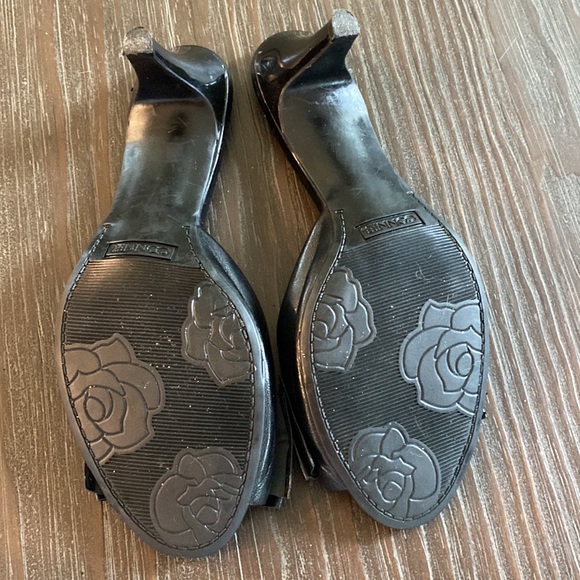 Ladies Connie heeled shoes with bow, leather upper size 9 1/2. - Picture 7 of 10